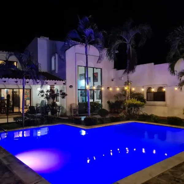 Casa del Arte, a luxury beachfront villa with private pool，位于Colorado的酒店
