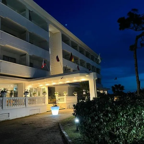 多米齐亚皇宫酒店，位于Tufo的酒店