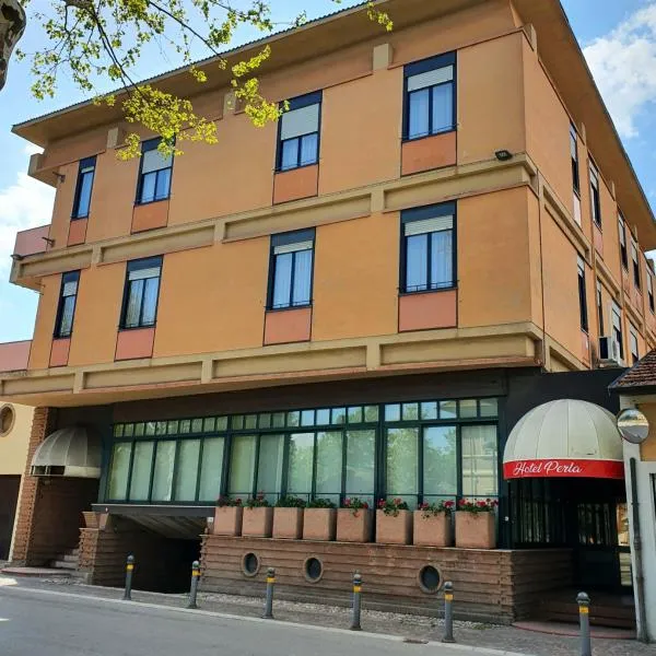 HOTEL PERLA，位于Massa Lombarda的酒店