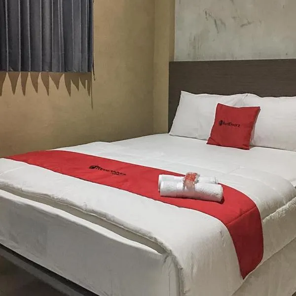 RedDoorz near Wisata Paribendo Lawang，位于Sumberwaras的酒店