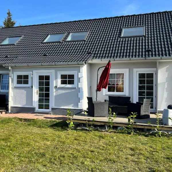 Ferienhäuser Insel Usedom Haus Jojo 7 - Blick aufs Achterwasser! Whirlpool und Sauna，位于Lütow的酒店