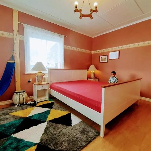 Bedroom private, 120 from Sandbach，位于Småbodarna的酒店