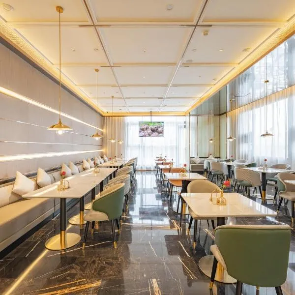 昆山长江北路宝裕广场亚朵酒店，位于昆山的酒店