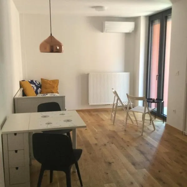 Lovely studio appartment with patio near the sea，位于科佩尔的酒店