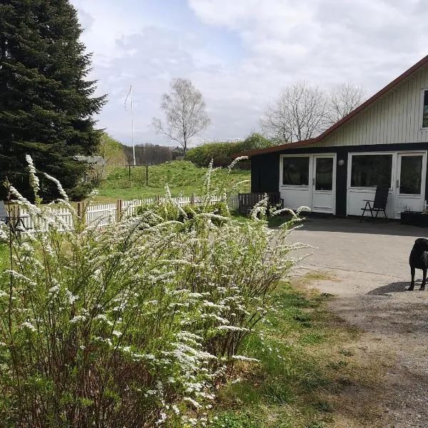 Keramikhuset 2 komma 0, smuk natur og hjemlig hygge，位于Østbirk的酒店