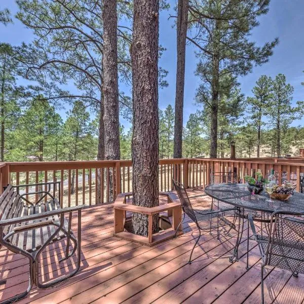 Forested Ruidoso Condo with Deck and Fireplace!，位于鲁伊多索的酒店