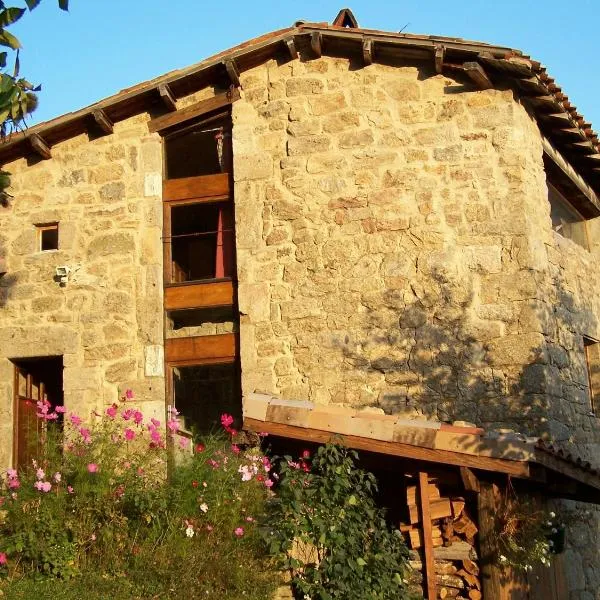 Gîte de Chapelèche Les Châtaigniers，位于Gluiras的酒店
