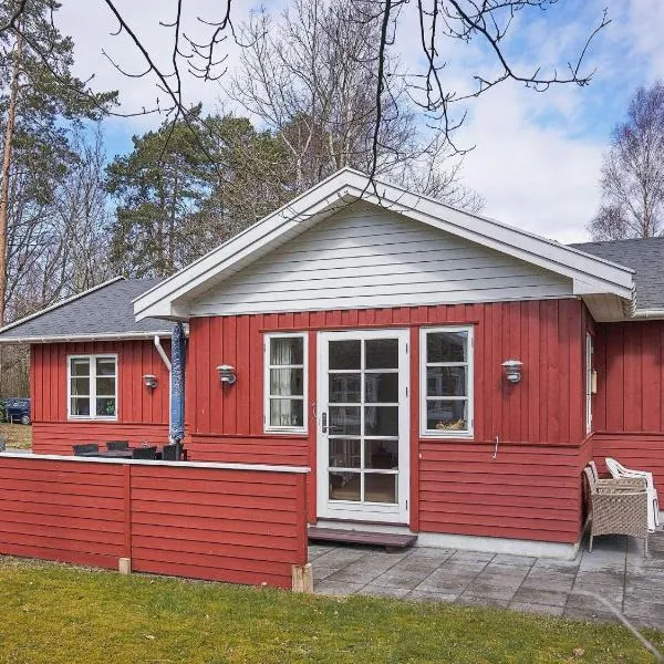 4 person holiday home in Rønne-By Traum，位于伦讷的酒店
