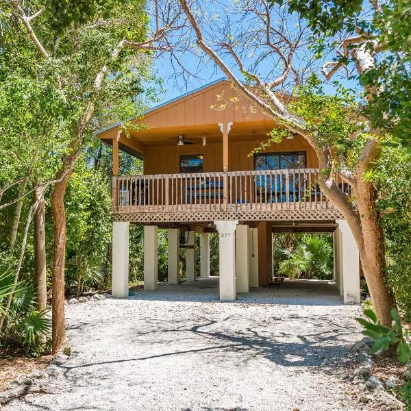 The Florida Keys Treehouse in Marathon, FL，位于雷顿的酒店