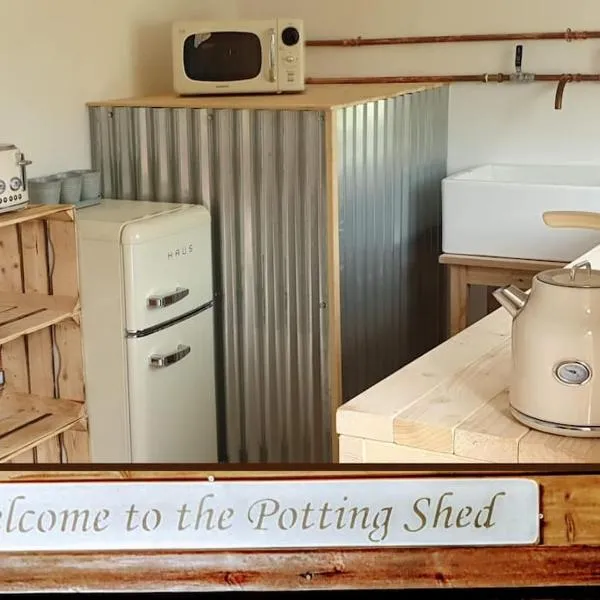 The Potting Shed near Tenby, 100" Projector, Four poster bed, On-site HOT TUB access via Spa Pack，位于滕比的酒店