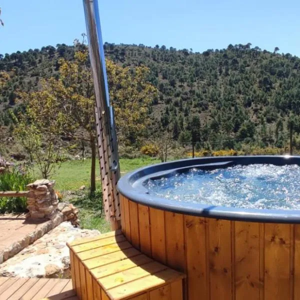 Esencia Lodge - luxurious off-grid cabin retreat，位于Jayena的酒店