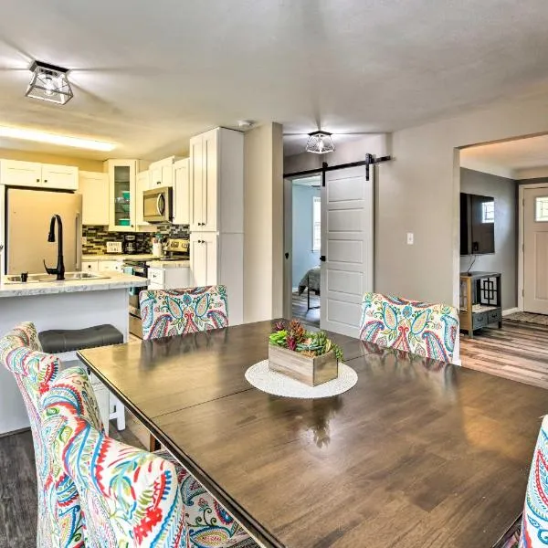 Walk to Lake Pepin Charming Retreat with Deck，位于Pepin的酒店