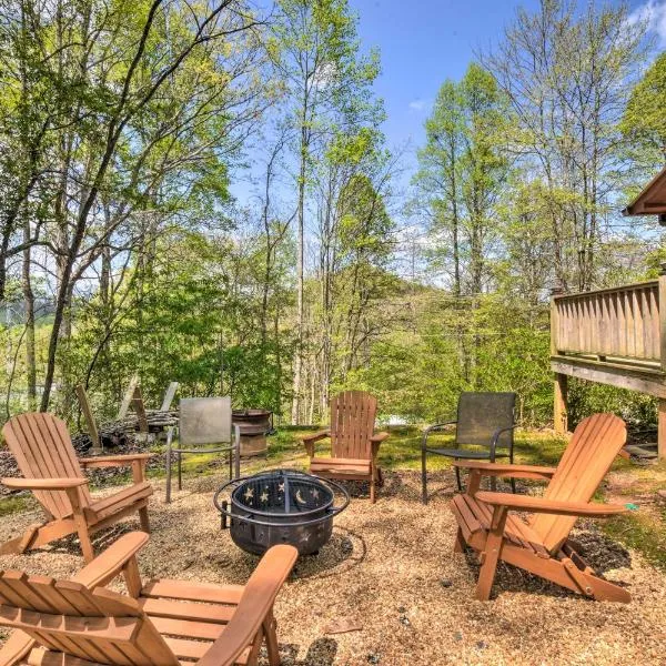 Cozy Hiawassee Cabin with Fire Pit and Mtn Views!，位于海厄沃西的酒店