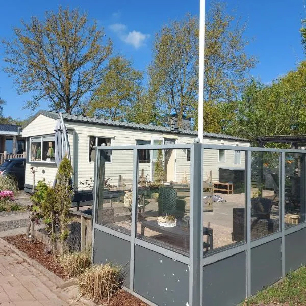 Ús twadde plakje op vakantiepark bergumermeer，位于Suameer的酒店
