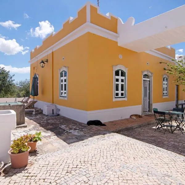 Algarve Charming 2br Colonial Villa，位于圣巴巴拉-迪内希的酒店