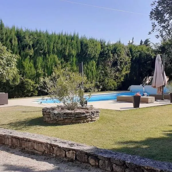 Studio avec terrasse privative et piscine，位于Le Pègue的酒店