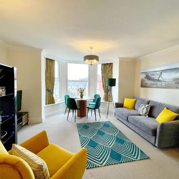 Beautiful chic apartment, lift, views & parking，位于斯卡伯勒的酒店