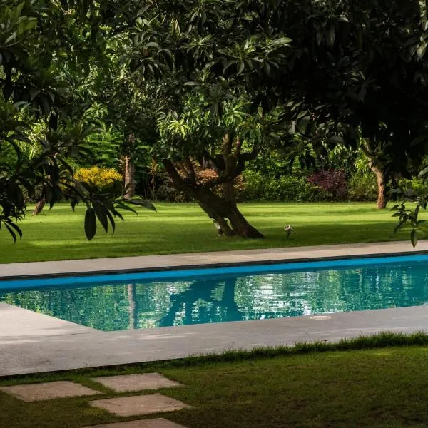 SaffronStays Casa Manga, Karjat - pet-friendly pool villa near ND's Film World and Saltt，位于卡尔贾特的酒店