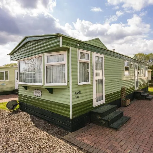 2 bedroom caravan in Lochlands leisure park，位于Inverquharity的酒店