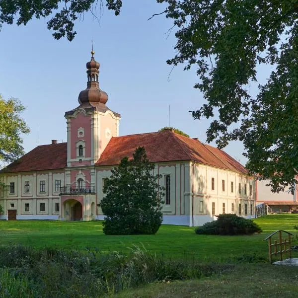 扎马克勒萨尼旅馆，位于Přestavlky的酒店