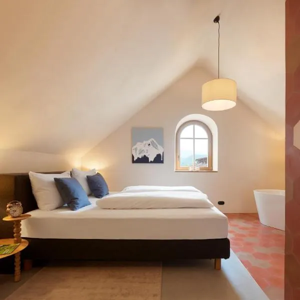 Goldengel Design - Suiten im historischen Ortskern von Kaltern，位于卡尔达罗的酒店