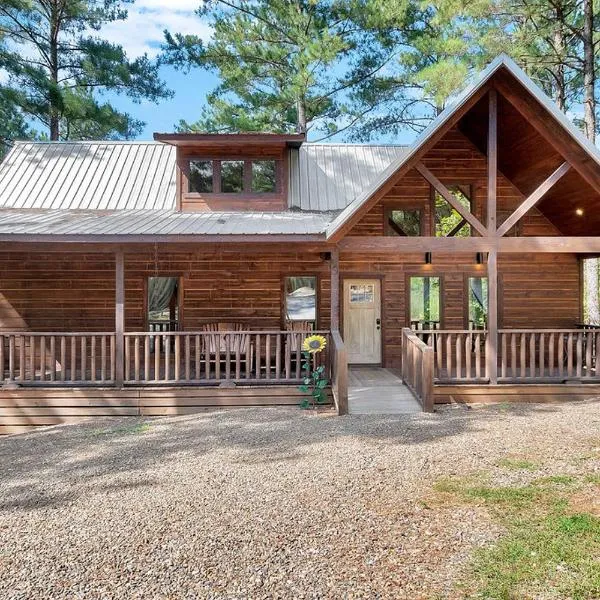 Gorgeous Idyllic Cabin w Hot Tub and Fire Pit Quittin Time is Secluded Romantic Oasis w Luxury Bathroom Double Shower and Bathtub Foosball Table，位于Eagletown的酒店
