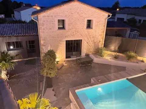 Maison chaleureuse avec piscine et parking，位于Germond的酒店
