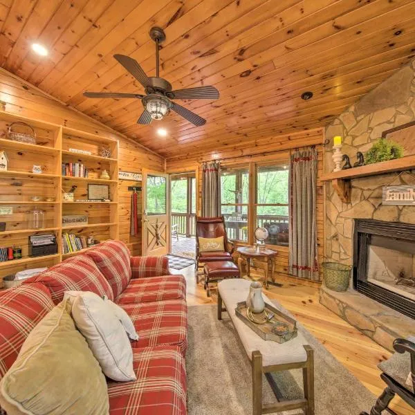 Peaceful Blue Ridge Cabin w/ Decks & Fire Pit，位于蓝岭的酒店