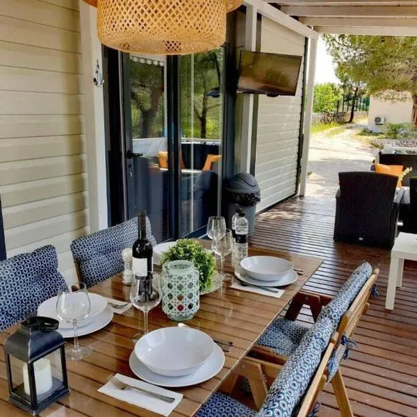 Mobilheim ANDREA wunderschöne Ferienwohnung direkt am Meer，位于耶泽拉的酒店