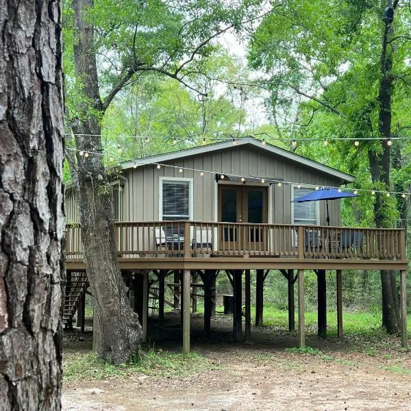 2 BDRM Treehouse Hideout- Lake Conroe with Boat ramp，位于蒙哥马利的酒店