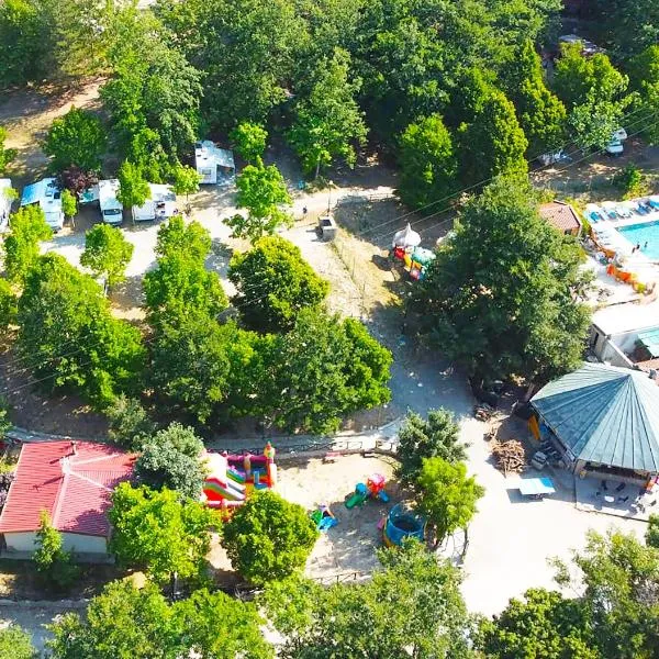 维尔纳村露营地，位于基乌西德拉韦尔纳的酒店