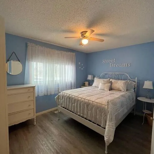 Main Floor Bright & Spacious Apartment，位于莱斯布里奇的酒店