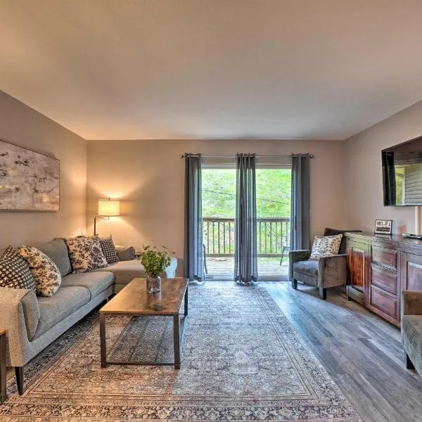 Modern Condo with Deck about 7 Mi To Branson Landing!，位于布兰森的酒店