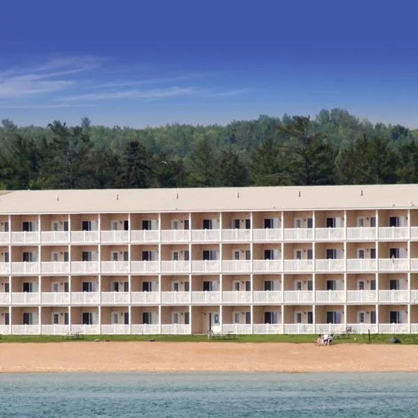 麦基诺海滩海湾套房酒店，位于麦基诺城的酒店