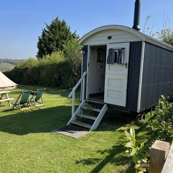 Home Farm Shepherds Hut with Firepit and Wood Burning Stove，位于海维康的酒店