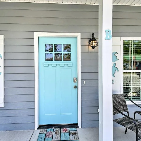 Ocean Isle Beach Home with Shared Lanai and Grill，位于海洋岛海滩的酒店