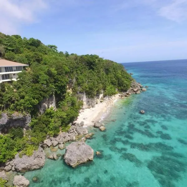 Noor Villa - Luxury 3 Bed, 2 Bath Apartment with Stunning Panoramic Sea View, Private Beach，位于Pinamihagan的酒店