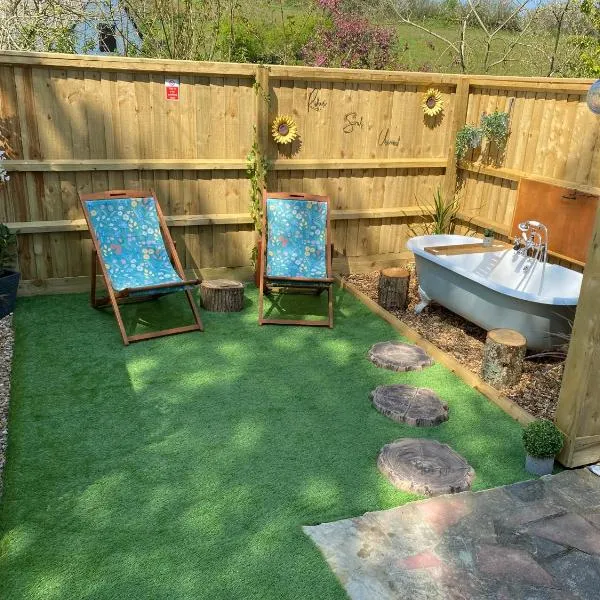 Cosy dog friendly lodge with an outdoor bath on the Isle of Wight，位于Brighstone的酒店