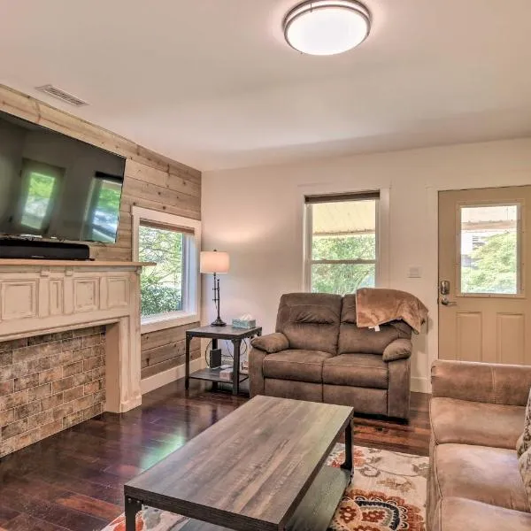 Cozy Cottage Yard and Deck, Walk to Downtown!，位于Central的酒店