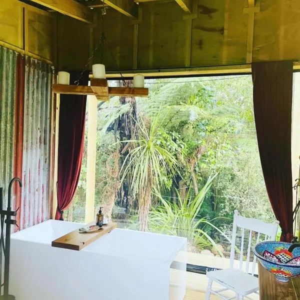 The kauri Tree Pod - Off Grid Experience，位于Waitarere的酒店