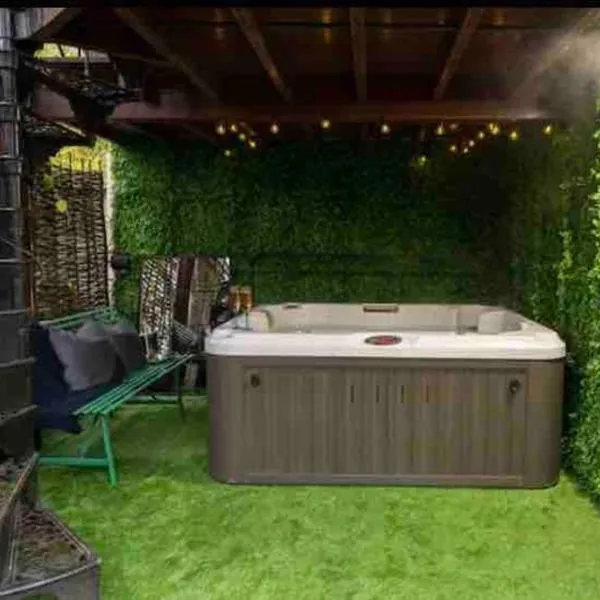 Stunning home with hot tub in picturesque village，位于Haddenham的酒店