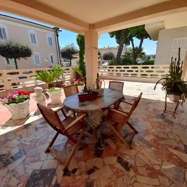 BOUGANVILLE casa vacanza ambiente climatizzato con wi fi，位于皮内托的酒店