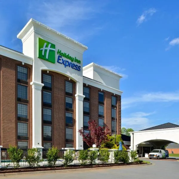 Holiday Inn Express Winston-Salem Medical Ctr Area，位于Williamsburg Square的酒店