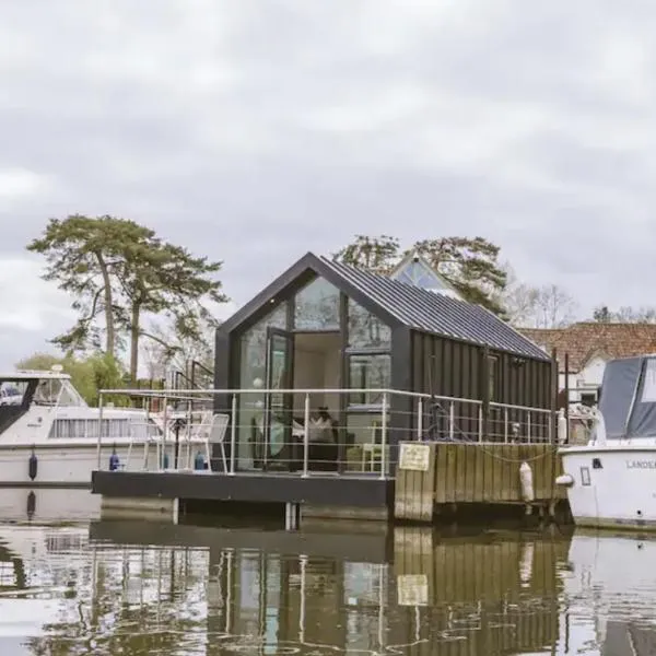 Water Cabin With Water Sports Equipment and Bikes, Bath，位于凯恩舍姆的酒店