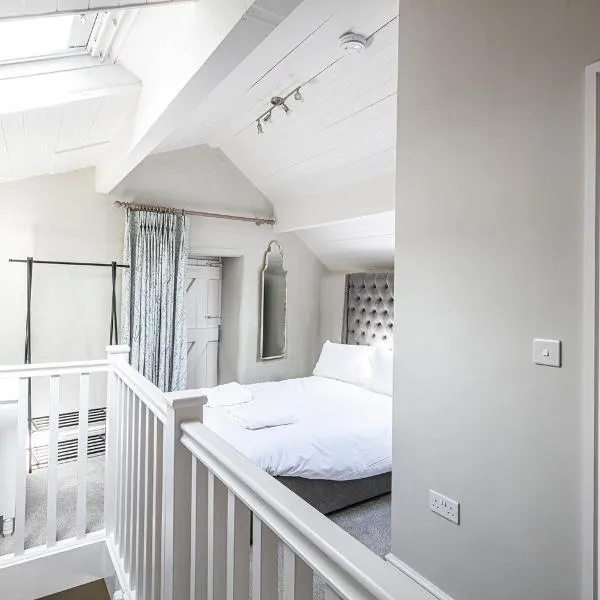 The Artists Loft - a superb cottage sensitively converted from a Grade II Listed 17th Century building，位于Monyash的酒店