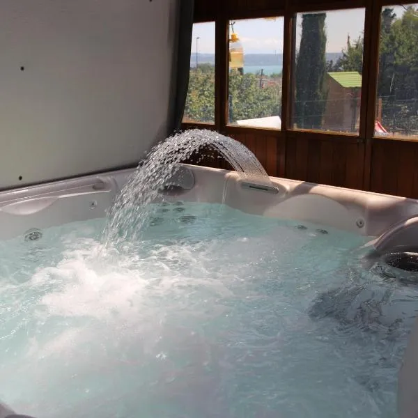 chez moumie jacuzzi privatif，位于Saint Aubin Sauges的酒店