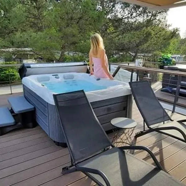 Floating sea house - VITAL LUX，位于波尔托罗的酒店