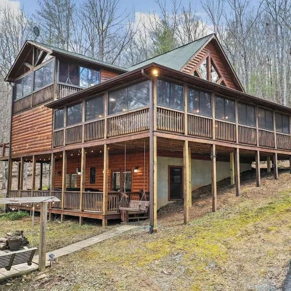 Relaxing Cabin near Bear Claw Vineyard, Hot Tub, Game Room, Pet Friendly，位于Patterson Mill的酒店