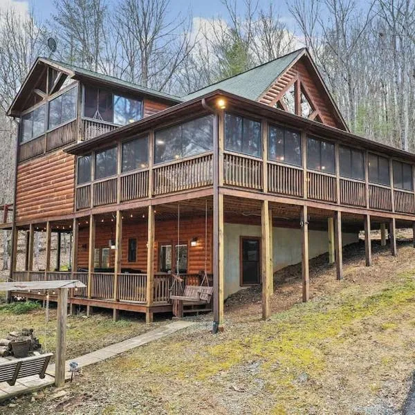 Relaxing Cabin near Bear Claw Vineyard, Hot Tub, Game Room, Pet Friendly，位于Burnett的酒店