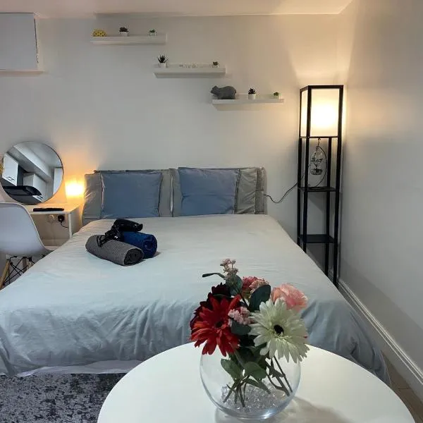 Charming, cosy hideaway with free WiFi, parking，位于Roundhay的酒店